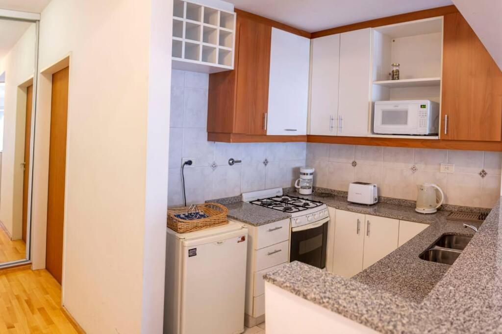 Luminoso Monoambiente Con Balcon Y Cochera Sobre La Avenida Corrientes!! Apartamento