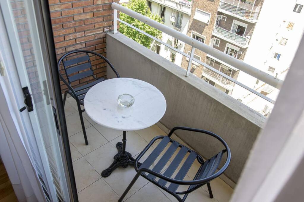 Luminoso Monoambiente Con Balcon Y Cochera Sobre La Avenida Corrientes!! Apartamento